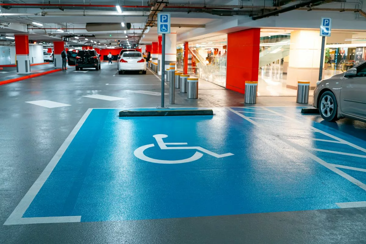 Une place de parking libre pour les titulaires de la carte de stationnement pour handicapés.
