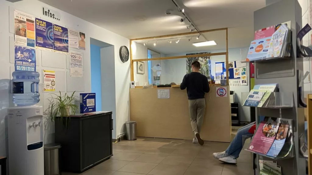 Une personne debout devant une porte dans un petit bureau des maisons médicales.