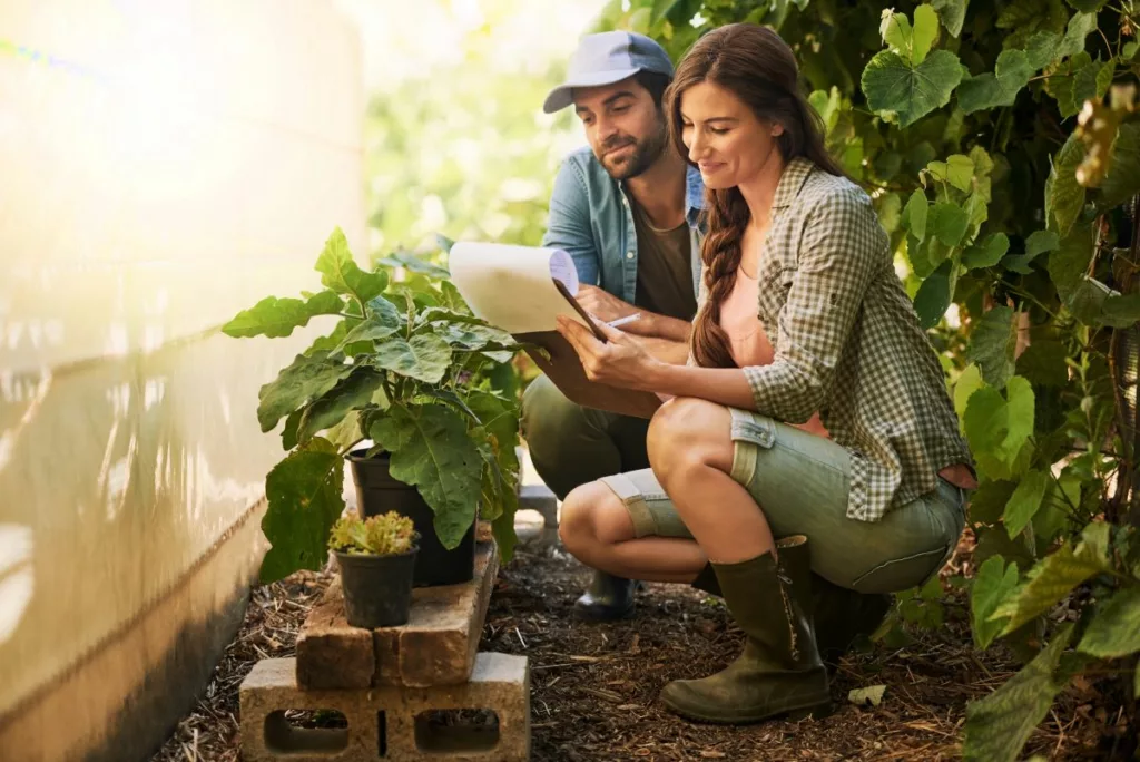 Un couple travaillant ensemble, incarnant le concept de 'Conjoint aidant'.