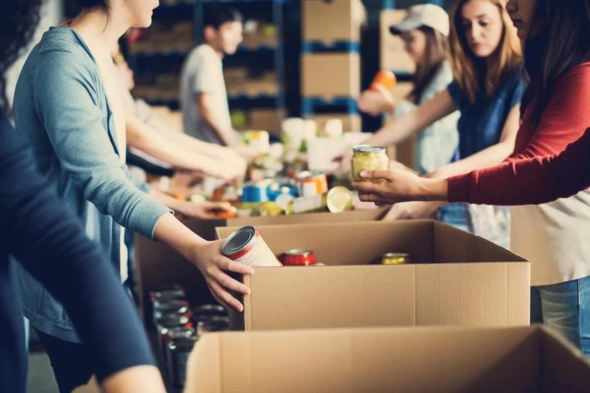 L'aide alimentaire est destinée aux individus ayant du mal à subvenir à leurs besoins alimentaires.