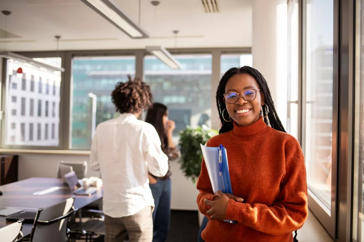 Femme souriante en stage grâce à son contrat d'apprentissage