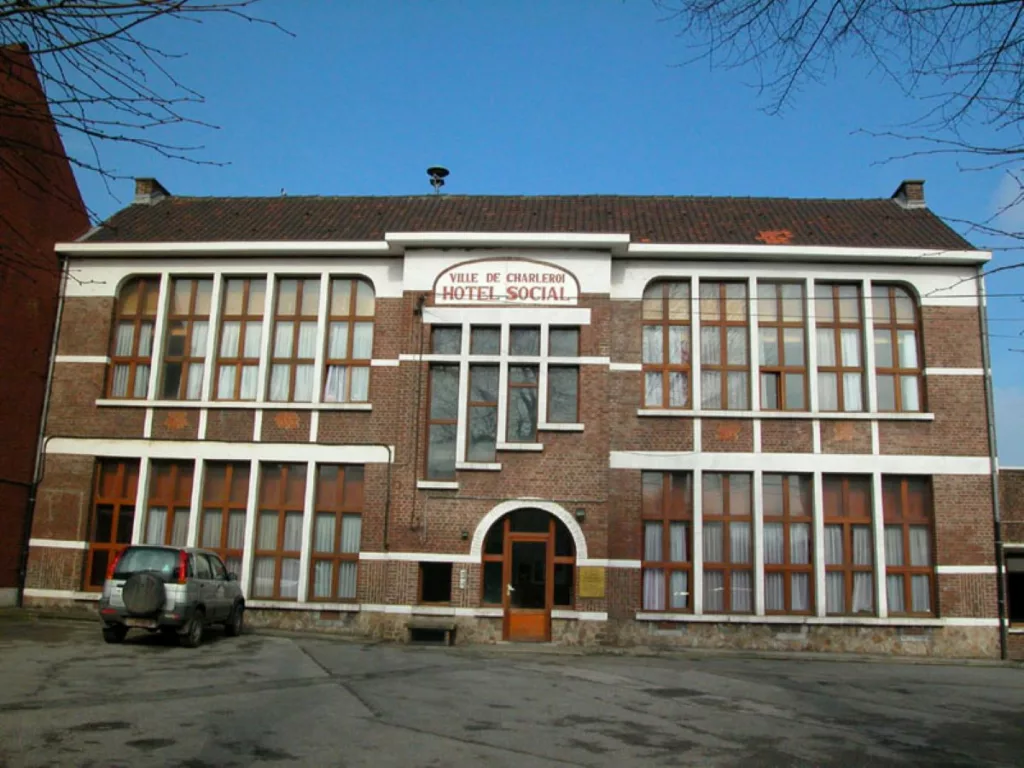 Façade d'un bâtiment à Charleroi nommé 'Hôtel Social', servant d'hébergement de transit pour les personnes en difficulté.