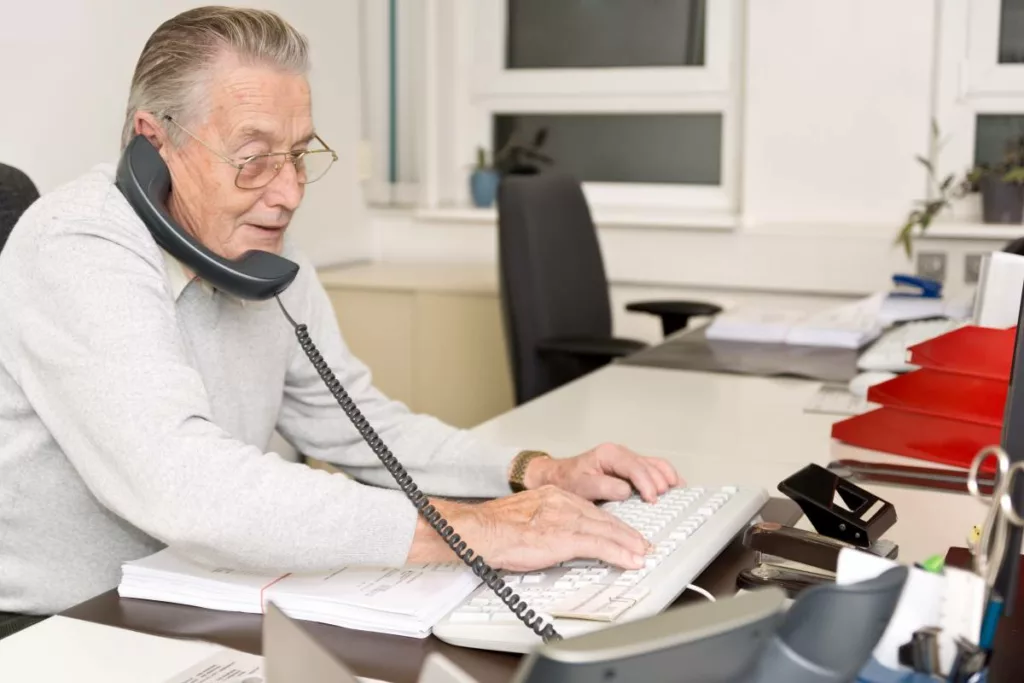 Un senior travaillant dans un bureau, illustrant les opportunités offertes par le flexi-job 2025 pour compléter ses revenus tout en restant actif.