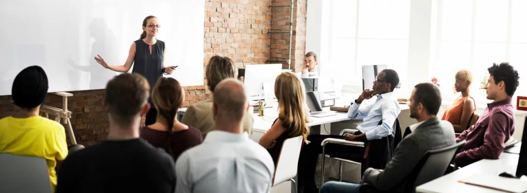 Un groupe en formation grâce au Plan Formation-Insertion pour favoriser l'accès à l'emploi en Belgique.