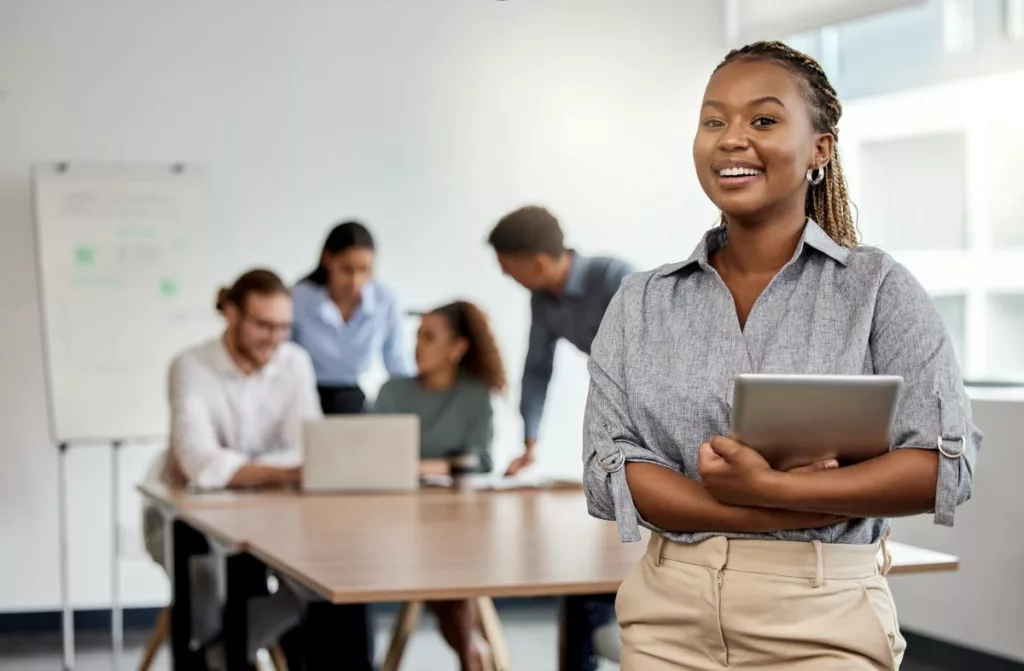 Une personne en formation professionnelle grâce au Plan Formation-Insertion en Belgique pour favoriser son insertion sur le marché du travail.