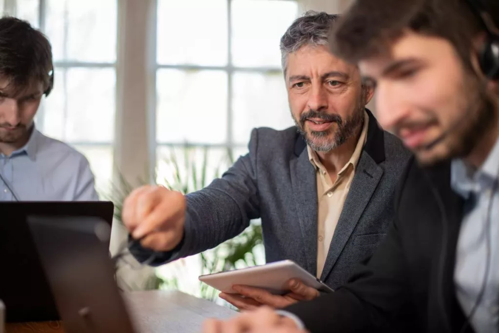 Des professionnels collaborant ensemble, représentant le programme « Premiers engagements » pour accompagner les jeunes dans leurs premières expériences professionnelles.