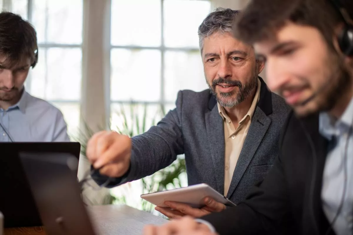 Des professionnels collaborant ensemble, représentant le programme « Premiers engagements » pour accompagner les jeunes dans leurs premières expériences professionnelles.