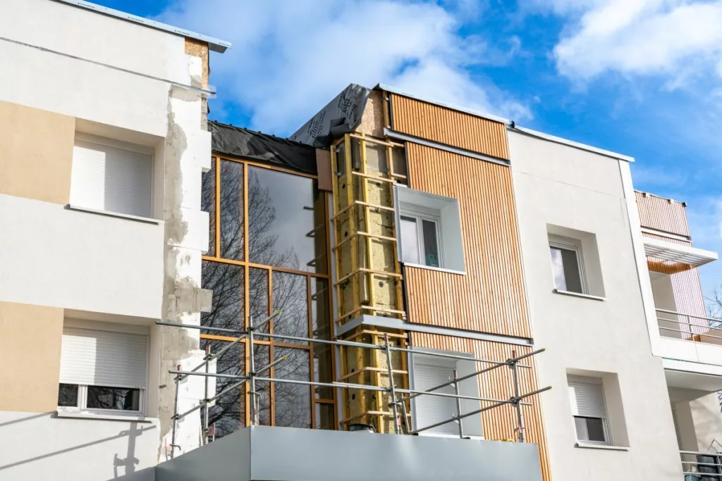 Un immeuble en rénovation avec des échafaudages, illustrant les travaux soutenus par les primes habitation en Wallonie pour améliorer l'efficacité énergétique et le confort des logements.