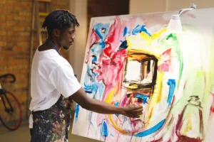 image représentant un artiste peintre qui pourrait bénéficier des avantages sociaux d'un employé dans le cadre d'un article 1bis pour une mission à la commande