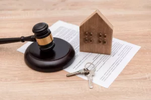Image d'une maison, d'un contrat et d'un maillet qui illustre la baisse des droits de succession, de donation et d'enregistrement en Wallonie