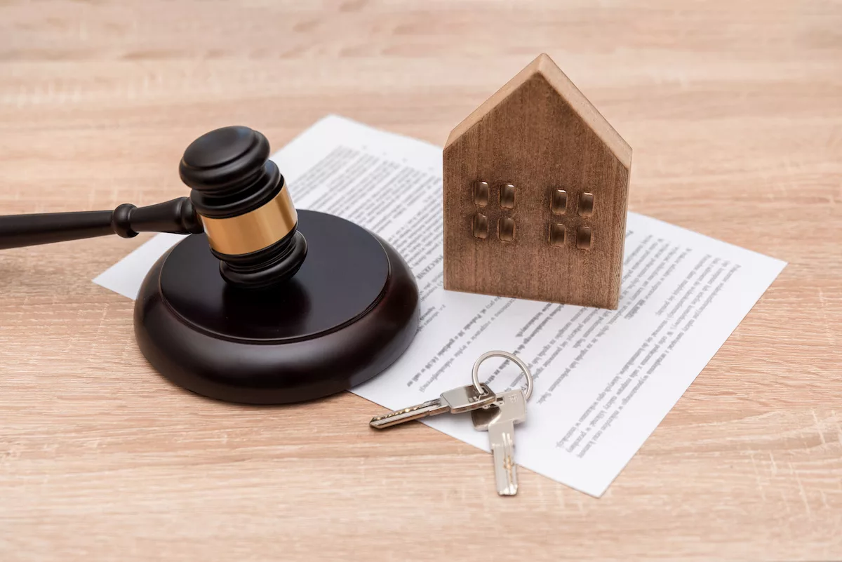 Image d'une maison, d'un contrat et d'un maillet qui illustre la baisse des droits de succession, de donation et d'enregistrement en Wallonie