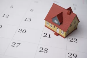 photo d'un calendrier et d'une maison symbolisant le calendrier des paiements des allocations familiales