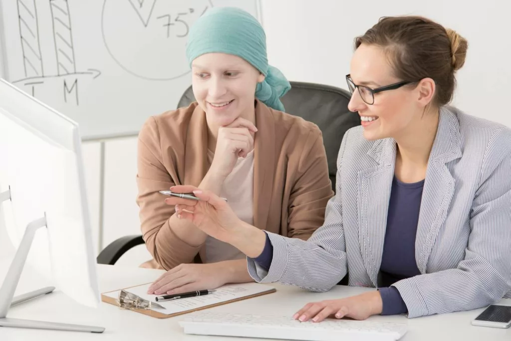 Une conseillère accompagne une femme en réintégration professionnelle, illustrant Le trajet de réintégration pour le retour au travail après une période d'absence.