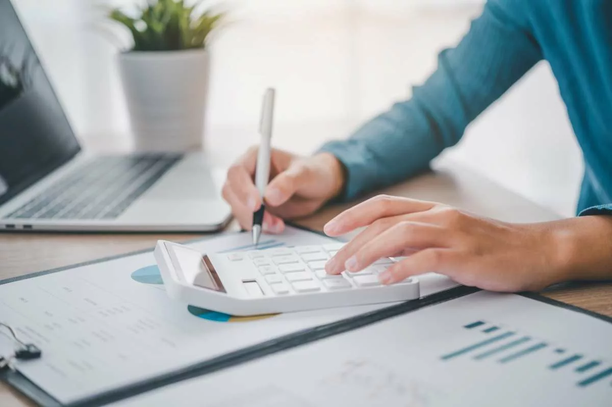 Calcul de l'indexation des salaires pour 2025 avec une calculatrice, en référence aux ajustements à venir.