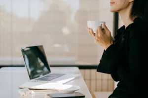 Image d’une demandeuse d'emploi qui peut sereinement commencer une activité d'indépendante complémentaire grâce au tremplin indépendant