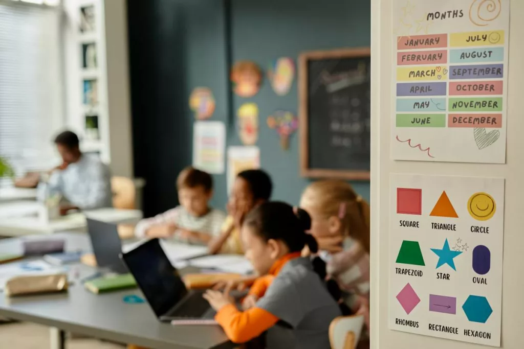 Calendrier scolaire affiché à l'entrée d'une classe en Belgique, illustrant les congés scolaires 2025-2026.