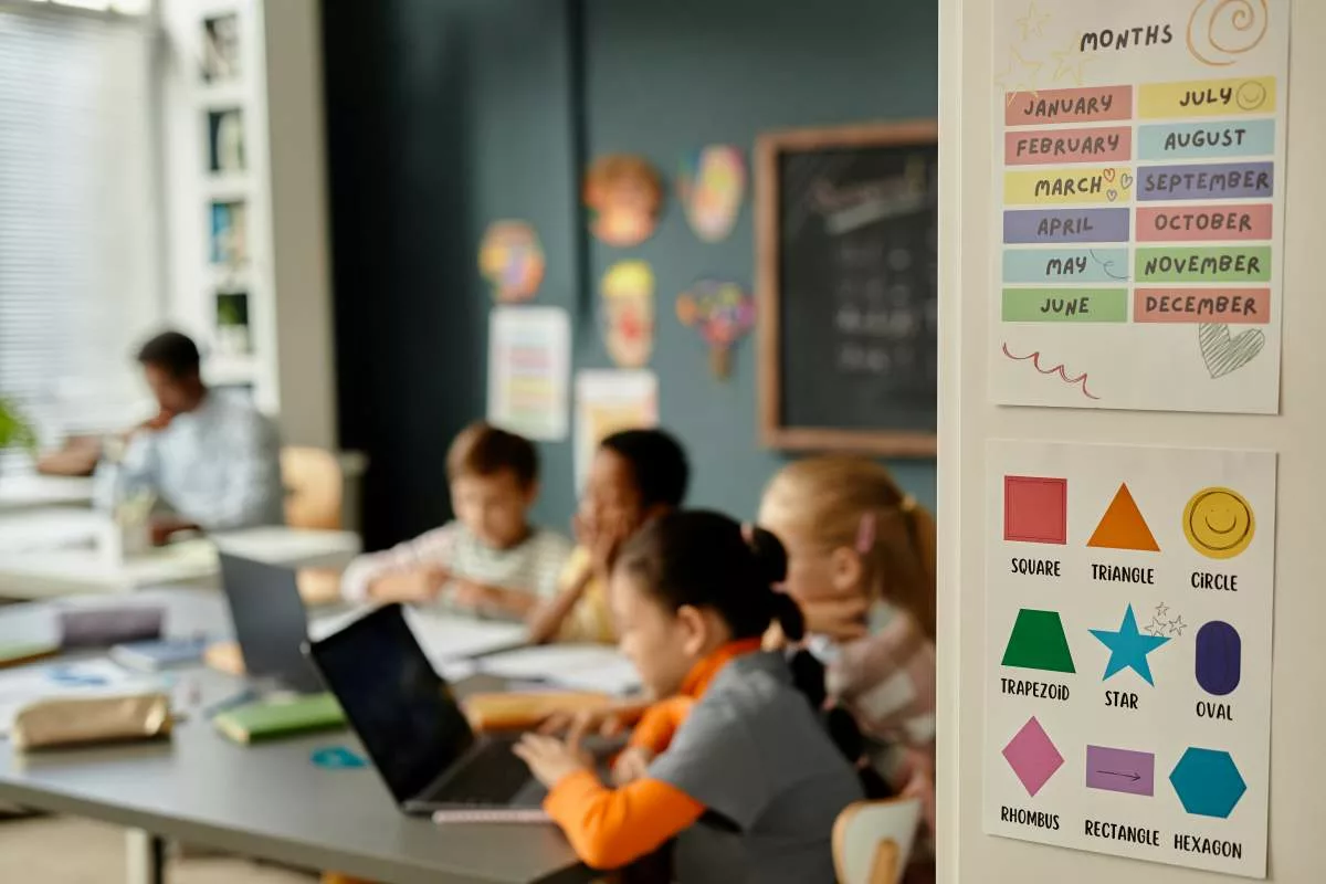 Calendrier scolaire affiché à l'entrée d'une classe en Belgique, illustrant les congés scolaires 2025-2026.