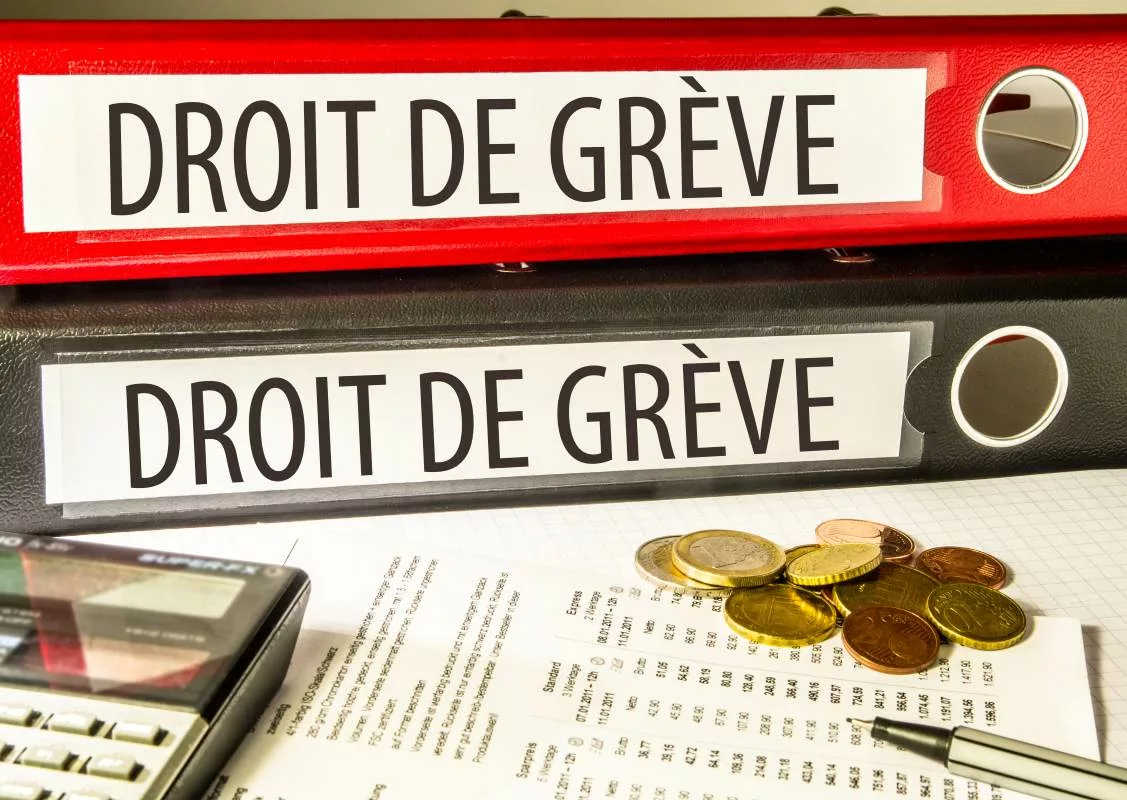 Classeurs mentionnant le droit de grève et illustrant les règles pour les travailleurs belges.