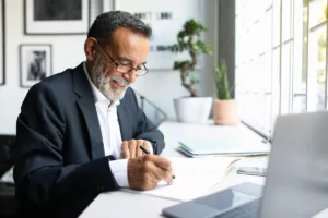 Image d’un monsieur, probablement ayant l’âge de la retraite, qui continue de travailler pour pouvoir bénéficier du bonus pension