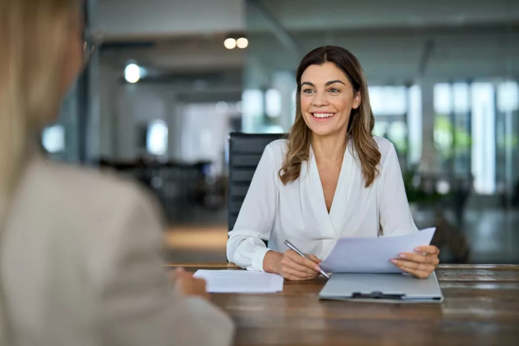 Après son inscription au statut demandeur d'emploi, cette femme a été convoquée à un entretien d'embauche.