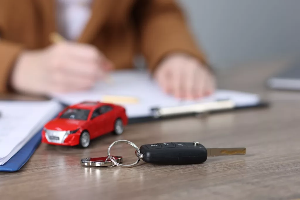 Photo d’une personne qui effectue des démarches administratives après l’achat d’une voiture