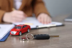Photo d’une personne qui effectue des démarches administratives après l’achat d’une voiture