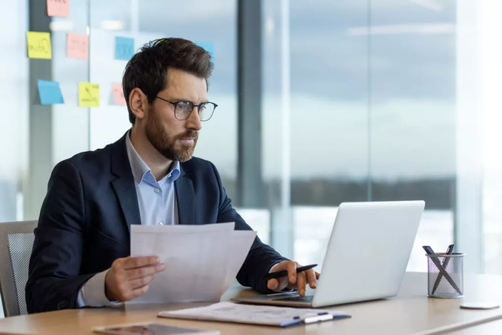 Un employeur vérifie si les candidats sont admissibles à l’Aide à la Promotion de l’Emploi (APE).