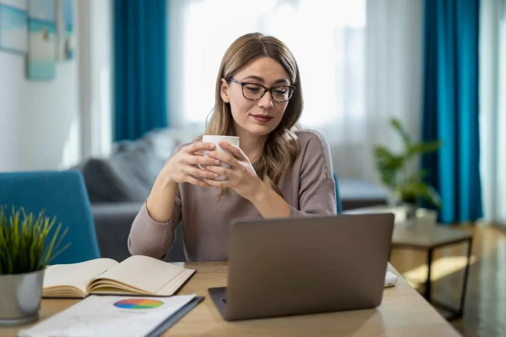 Une salariée qui travaille comme indépendante à titre complémentaire lors du week-end.
