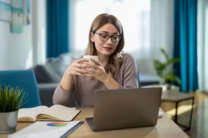 Une salariée qui travaille comme indépendante à titre complémentaire lors du week-end.