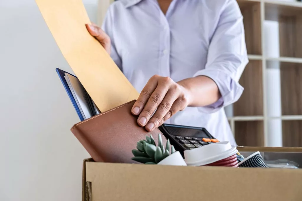 Un employé range ses affaires dans son bureau après la fin de son contrat de travail.
