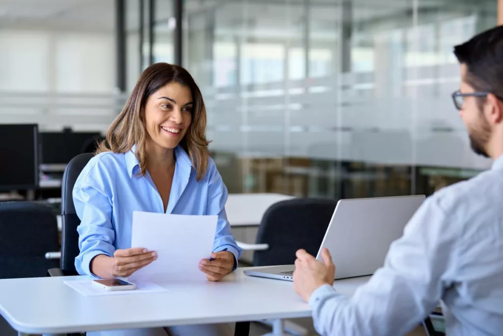 Un employé demande l’attestation de vacances à sa responsable pour faire valoir son droit au congé.