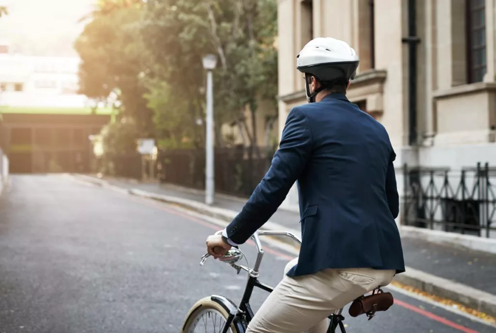 Un salarié se rendant au travail à vélo, éligible aux indemnités du trajet domicile-travail.