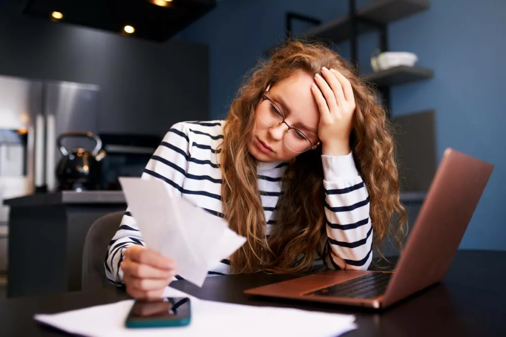 Une femme calculant son indemnité du régime de chômage avec complément d’entreprise (RCC).