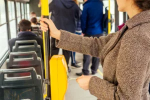 Une passagère valide son abonnement TEC à bord d’un bus à de la carte MOBIB en Belgique.