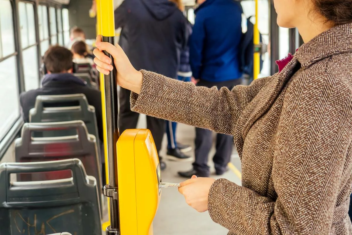Une passagère valide son abonnement TEC à bord d’un bus à de la carte MOBIB en Belgique.