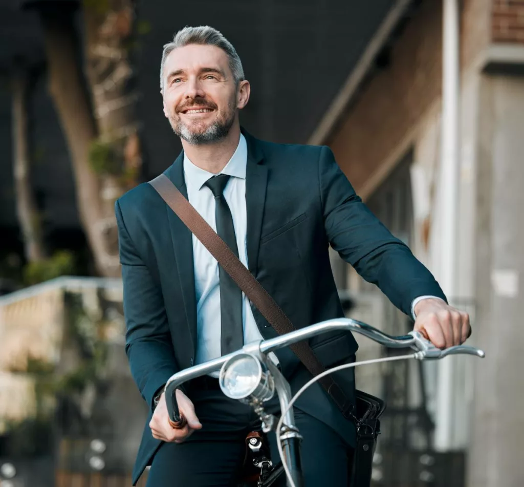 Un employé qui se rend au travail à vélo (déplacement durable) car il bénéficie du budget mobilité.