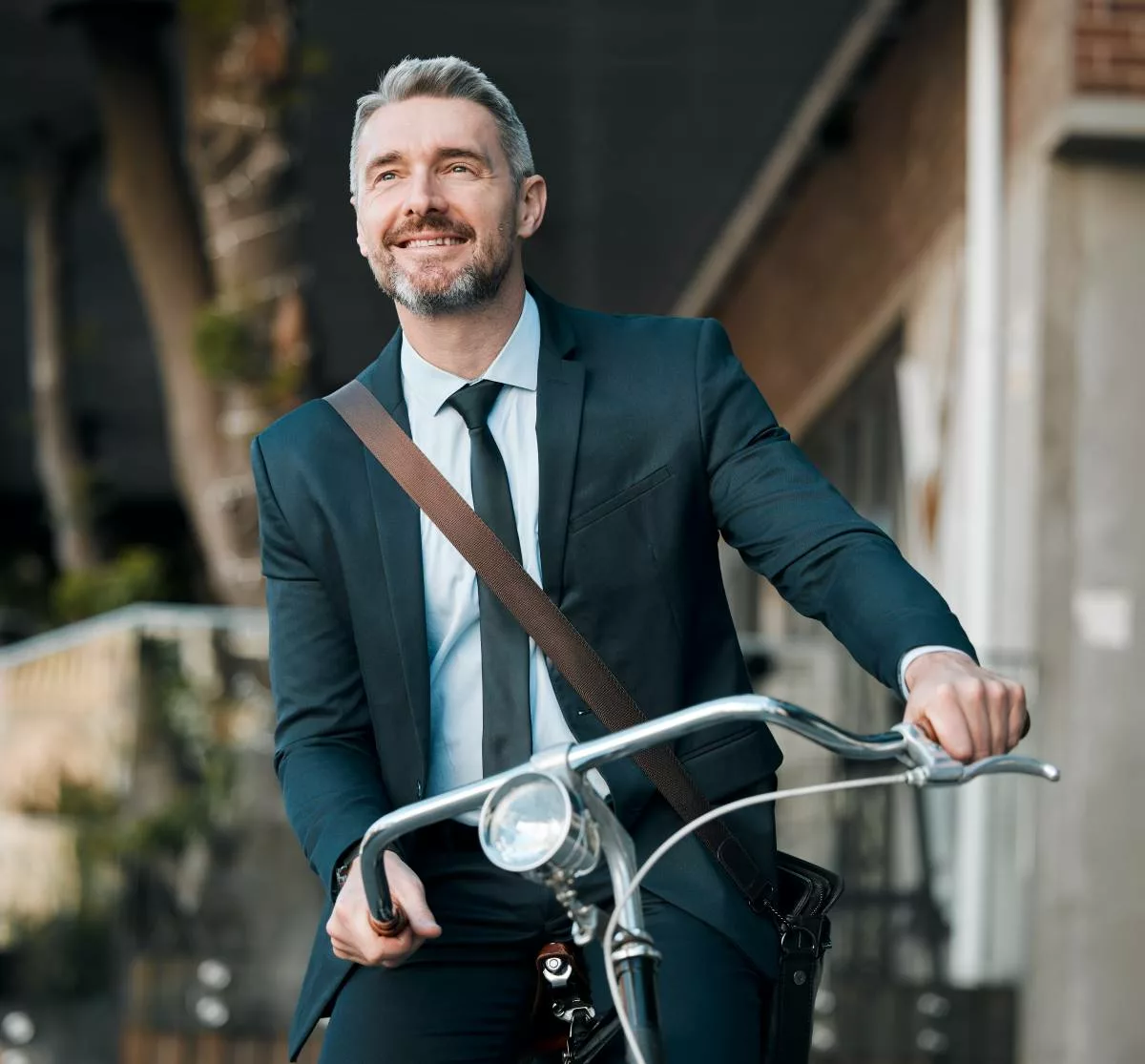 Un employé qui se rend au travail à vélo (déplacement durable) car il bénéficie du budget mobilité.