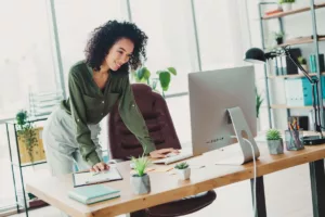 Une étrangère qui a le statut de travailleur indépendant, après avoir eu sa carte professionnelle.