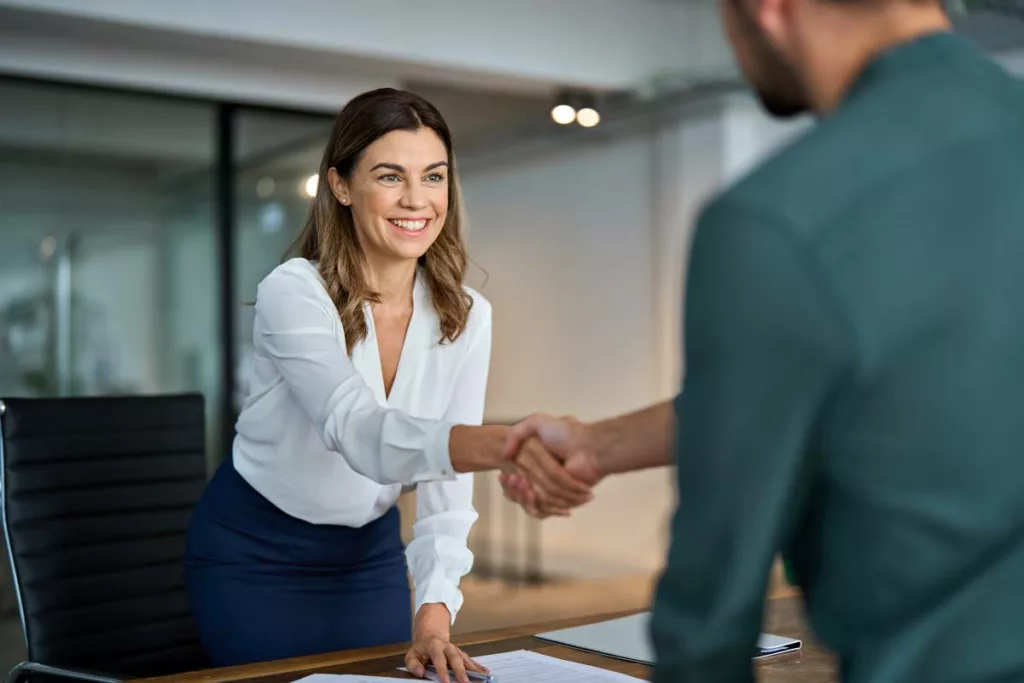 Un demandeur d’emploi qui passe un entretien pour obtenir un contrat ALE.