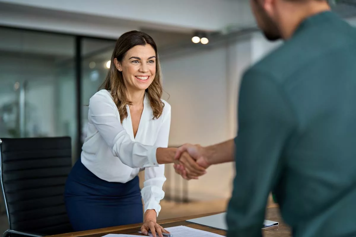 Un demandeur d’emploi qui passe un entretien pour obtenir un contrat ALE.