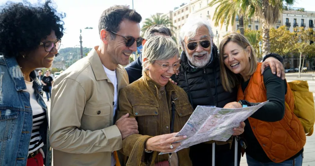 Un groupe de salariés seniors (50 ans et plus) en excursion dans le cadre des vacances seniors.