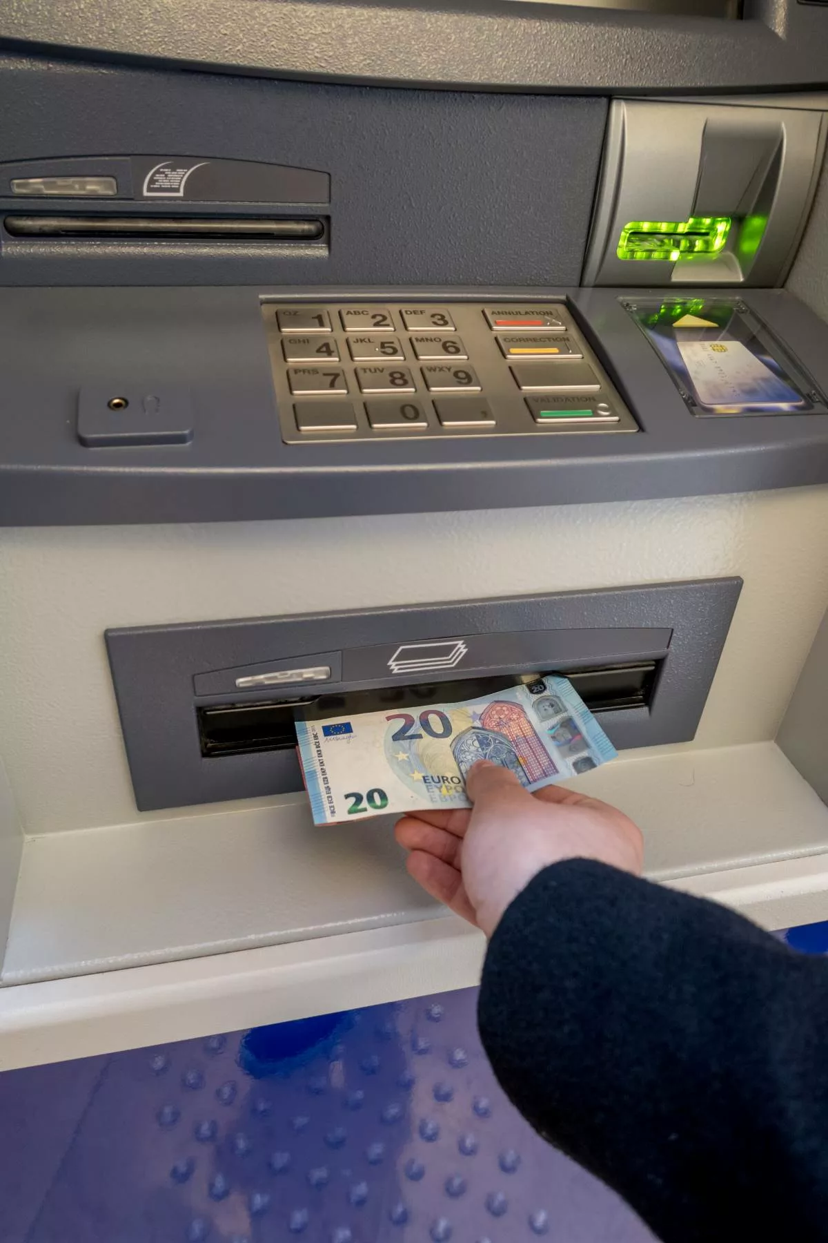 Une mère en plein retrait bancaire d’une somme de la bourse d’études secondaires de son fils élève.