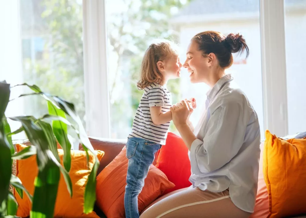 Une mère qui a choisi de prendre le congé parental à mi-temps pour bien prendre soin de sa fille.