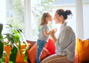 Une mère qui a choisi de prendre le congé parental à mi-temps pour bien prendre soin de sa fille.