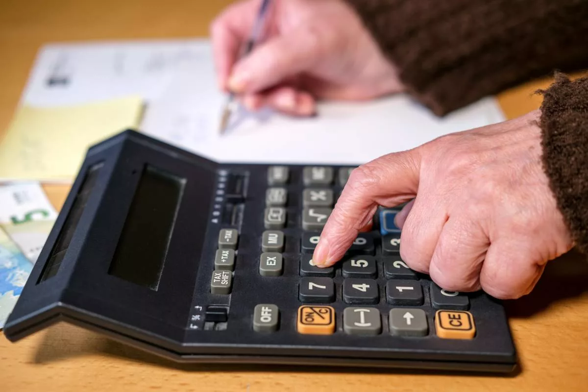 Une fonctionnaire calcule le montant de retraite anticipée qu’elle percevra avec le malus pension.