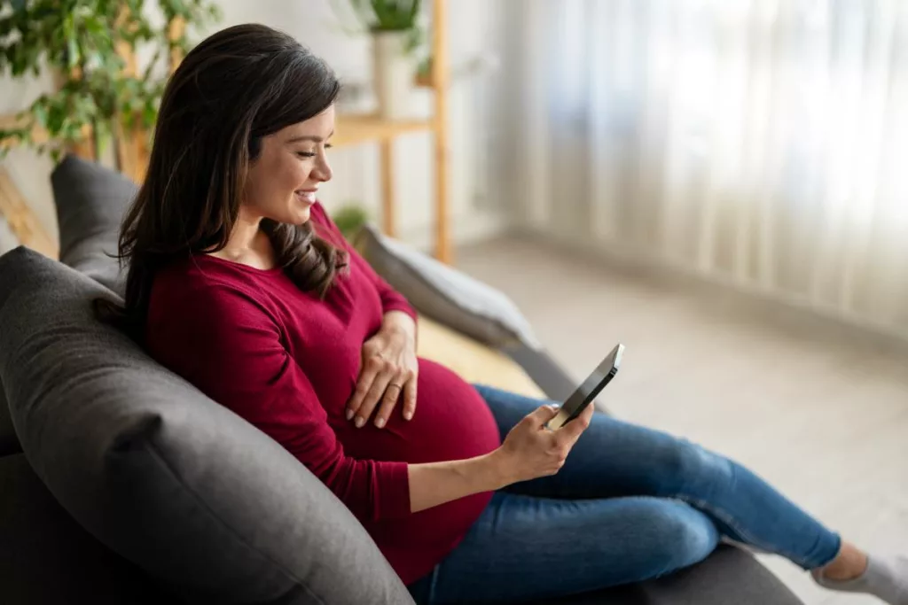 Une femme enceinte profitant de l’écartement du travail, après l’approbation du médecin de travail.