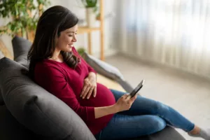 Une femme enceinte profitant de l’écartement du travail, après l’approbation du médecin de travail.