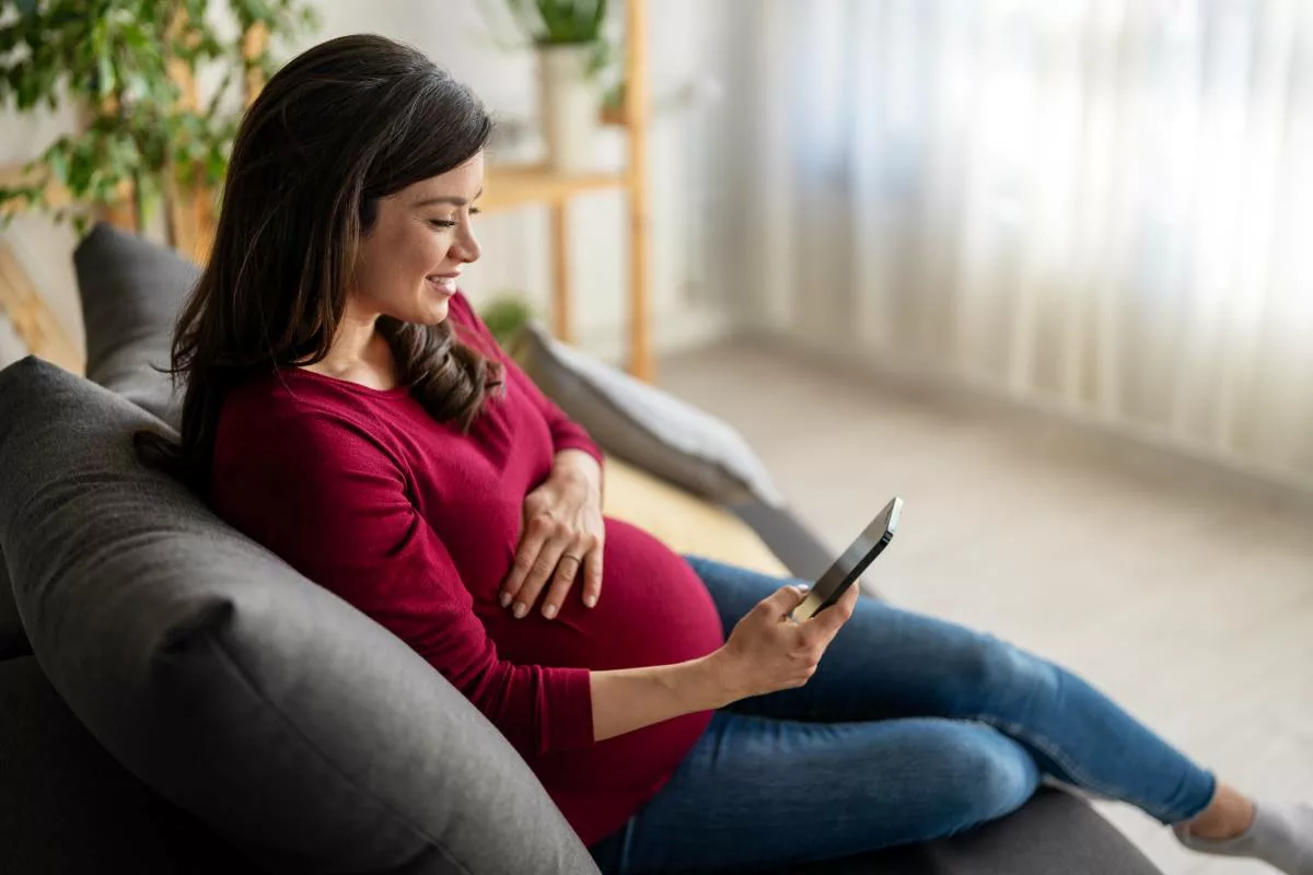 Une femme enceinte profitant de l’écartement du travail, après l’approbation du médecin de travail.
