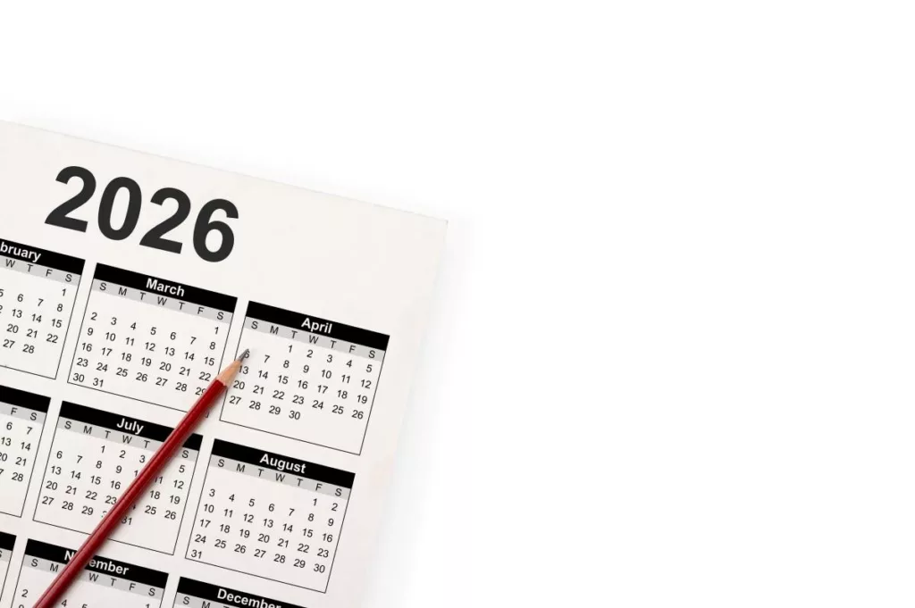 Un travailleur qui mentionne sur son calendrier les jours fériés 2026.