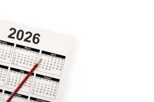 Un travailleur qui mentionne sur son calendrier les jours fériés 2026.